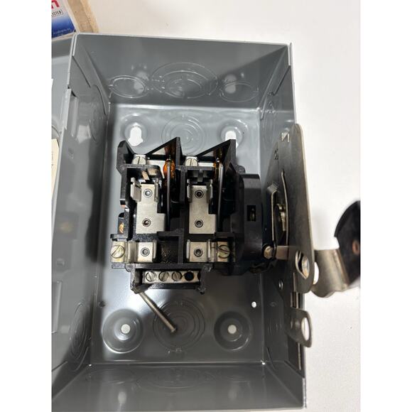 Square D D222N Fusible Safety Switch, 60A - Picture 3 of 8